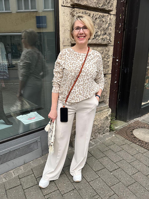 Pullover Grace 179 € Leinenhose Cambio 180 € Tasche 35 € Handykette Escapulario 49 € Pullover Grace 179 € Leinenhose Cambio 180 € Tasche 35 € Handykette Escapulario 49 €