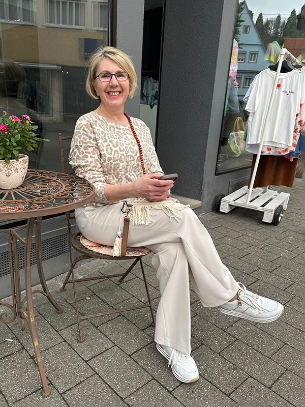 Pullover Grace 179 € Leinenhose Cambio 180 € Tasche 35 € Handykette Escapulario 49 € Pullover Grace 179 € Leinenhose Cambio 180 € Tasche 35 € Handykette Escapulario 49 €