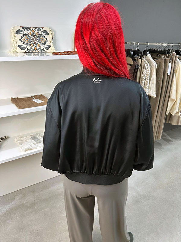Bluse Drykorn 99 € Hose Cambio 190 € Wendejacke Lala Berlin 299 € Bluse Drykorn 99 € Hose Cambio 190 € Wendejacke Lala Berlin 299 €