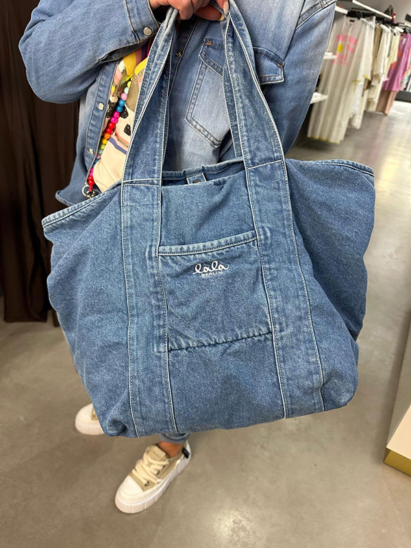 Tasche lala Berlin 179 € Handkette Escapulario 49 € Jeanshemd 70 € Tasche lala Berlin 179 € Handkette Escapulario 49 € Jeanshemd 70 €