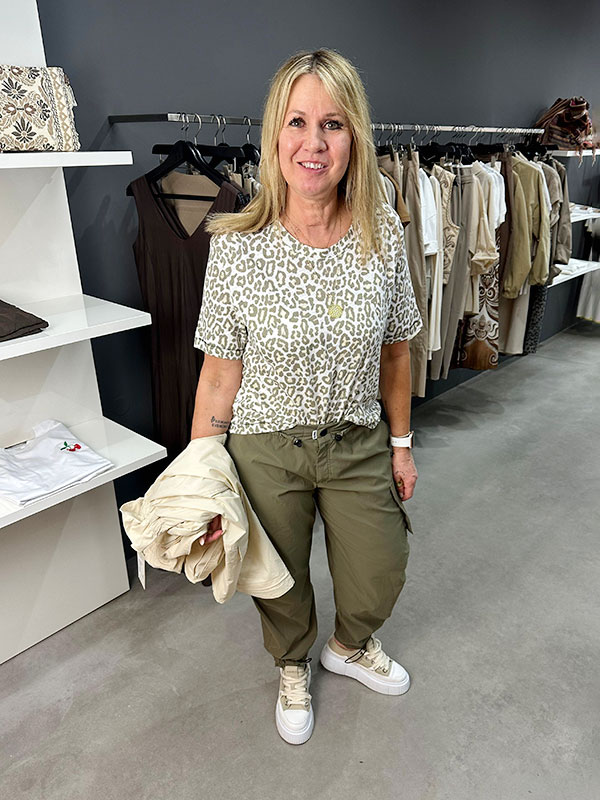 T-Shirt Grace 119 € Cargohose PNTS 199 € Jacke JcSophie 150 € T-Shirt Grace 119 € Cargohose PNTS 199 € Jacke JcSophie 150 €
