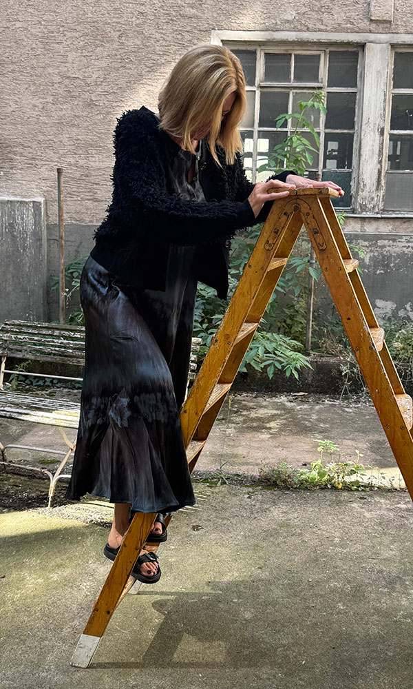 cora-rabens-saloner-01 Shirt love joy victory 110 € Jeans Drykorn 170 € Handykette Escapulario 49 €