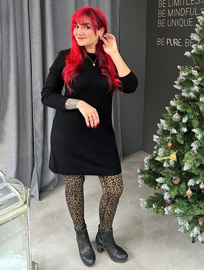 Paloma PURE Schwäbisch Gmünd mit Strickkleid und VIVAZ Goldschmuck